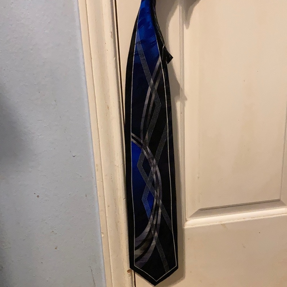Men's black and blue patterned tie with kerchief